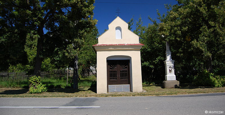 Kaplička a kříž, Jesenec